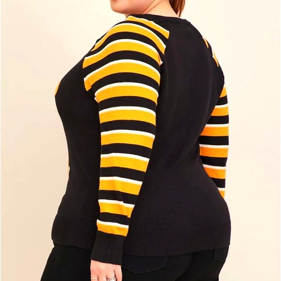 ❤️NWT VINTAGE TORRID SWEATER - WINNIE THE POOH HALLOWEEN PUMPKIN SWEATER - Picture 2 of 12